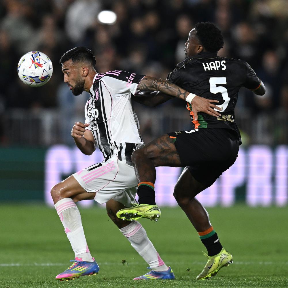 卡雷拉斯染红全程：对裁判让任意球重开不满染黄，随后抱怨吃直红