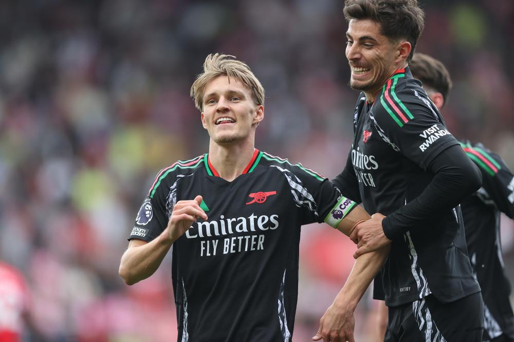 中超赛场争议判罚：VAR引发讨论,